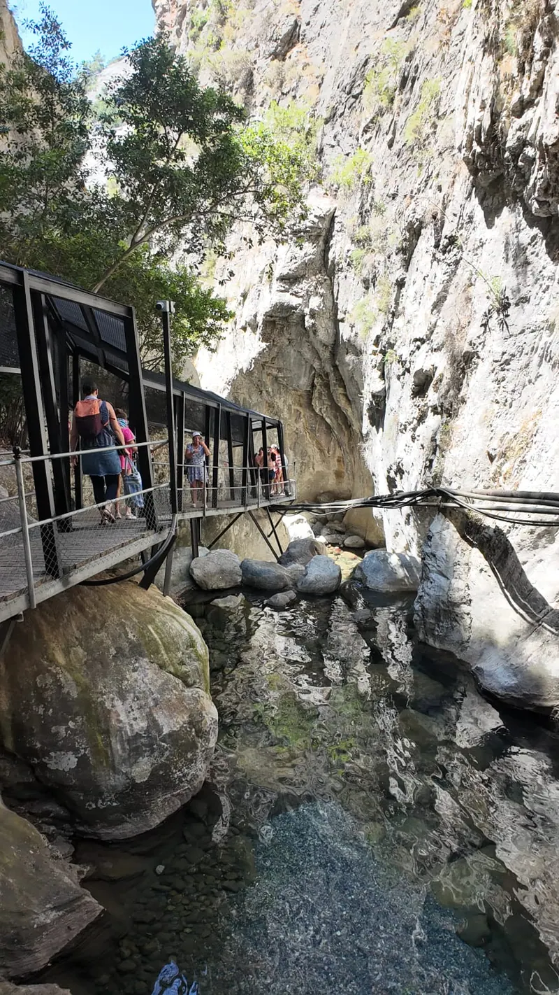 Vergitterter Metallabschnitt des Stegs an einer hohen Kalksteinwand über einem flachen Becken im Sapadere Canyon