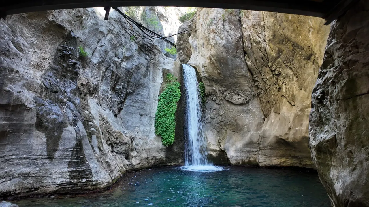Une chute d'eau se jetant dans le bassin turquoise profond, à l'extrémité du canyon de Sapadere